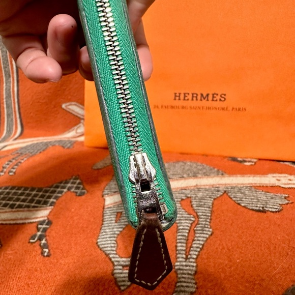 HERMES ❤️🌟GREEN EPSOM AZAP ZIP AROUND SILK’N WALLET.⭐️ - Picture 2 of 8